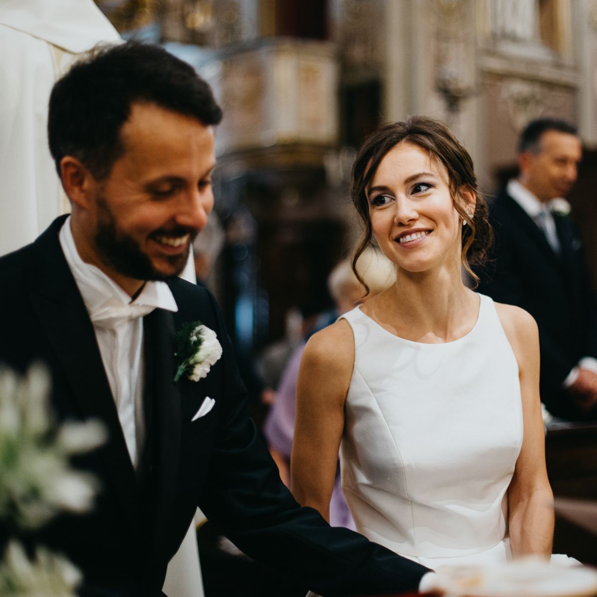 Lo sguardo emozionato dello sposo guarda la sposa in cerimonia